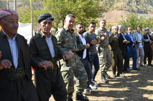 Aktütün’de Asker Vatandaş Kol Kola Halay Çekti