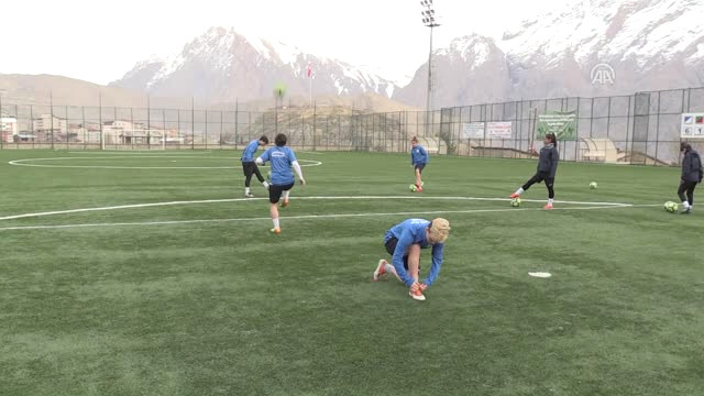 Yabancı Kadın Futbolcular Hakkari’de Mutlu