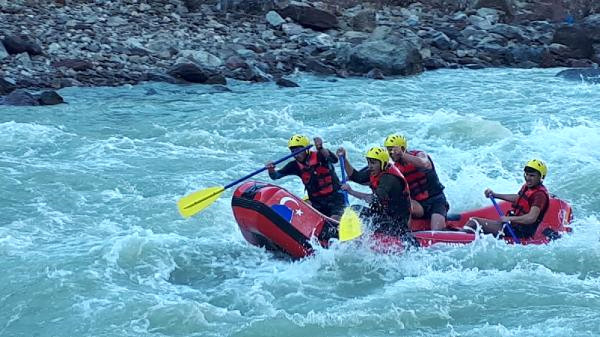 Zap Suyu’nda Rafting Heyecanı