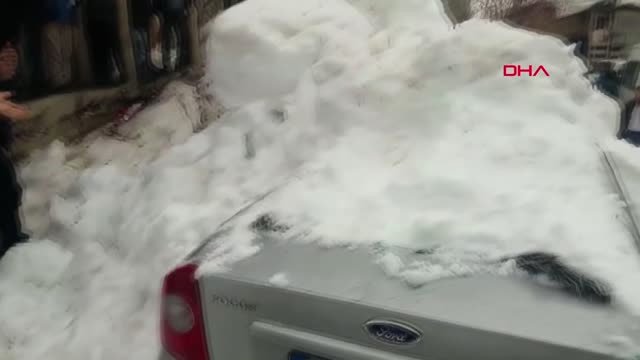 Hakkari Çatıdan Düşen Kar, Otomobili Hurdaya Çevirdi