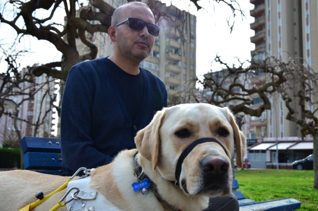 Görme Engelli Gazinin Hayatını ‘Bobby’ Değiştirdi