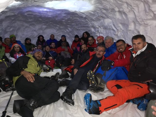 Dağcılar, Zirve Tırmanışı Öncesi Geceyi Kar Mağarasında Geçirdi