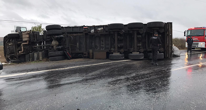 Tır devrildi: 1 yaralı