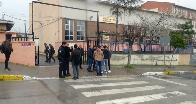 Pendik’te lise öğrencileri ile gençlerin kavgası kanlı bitti: 3 yaralı