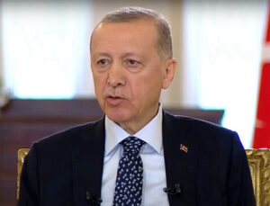 Cumhurbaşkanı Erdoğan canlı yayında geçirdiği ufak rahatsızlığa açıklık getirdi: Midemi üşütmüşüm milletimizden aksaklık için özür dilerim