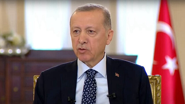 Cumhurbaşkanı Erdoğan canlı yayında geçirdiği ufak rahatsızlığa açıklık getirdi: Midemi üşütmüşüm milletimizden aksaklık için özür dilerim