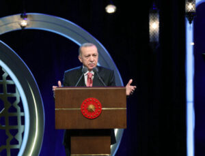 Cumhurbaşkanı Erdoğan: Hayatımızı Kur’an ile süslemek mecburiyetindeyiz