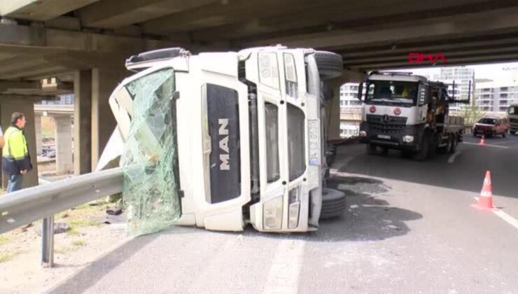 Kum yüklü hafriyat kamyonu TEM İrtibat yolunda kaza yaptı