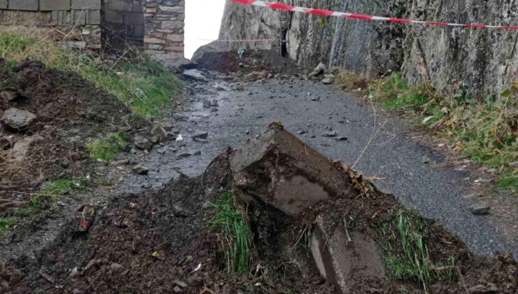 Hakkari’de Mir Kalesi yolu kayaların düşmesi nedeniyle trafiğe kapatıldı