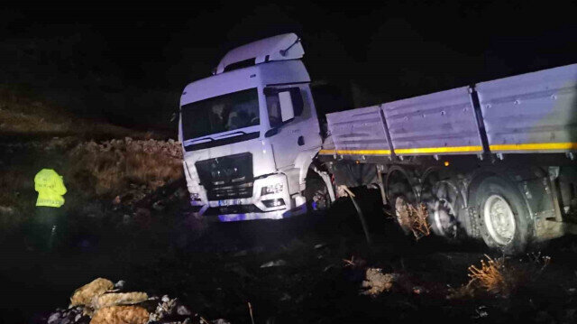 Karşı şeride geçen tır şarampole düştü: Gruplar olay yerine sevk edildi