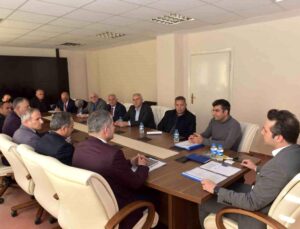 Hakkari Vali Yardımcısı Muhtarlarla Bir Ortaya Geldi