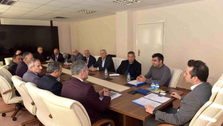 Hakkari Vali Yardımcısı Muhtarlarla Bir Ortaya Geldi