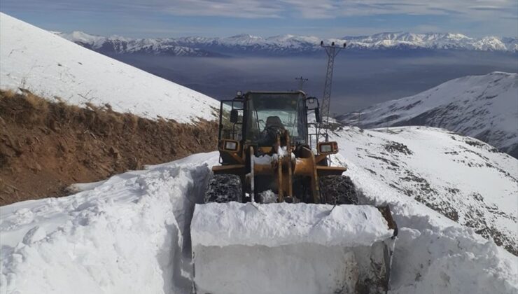 Hakkari’de takımlar, kardan kapanan üs bölgelerinin yolunu açmaya çalışıyor