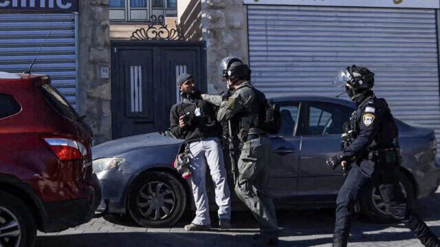 İşgalci israil askerleri Türk foto muhabirini darbederek hastanelik etti