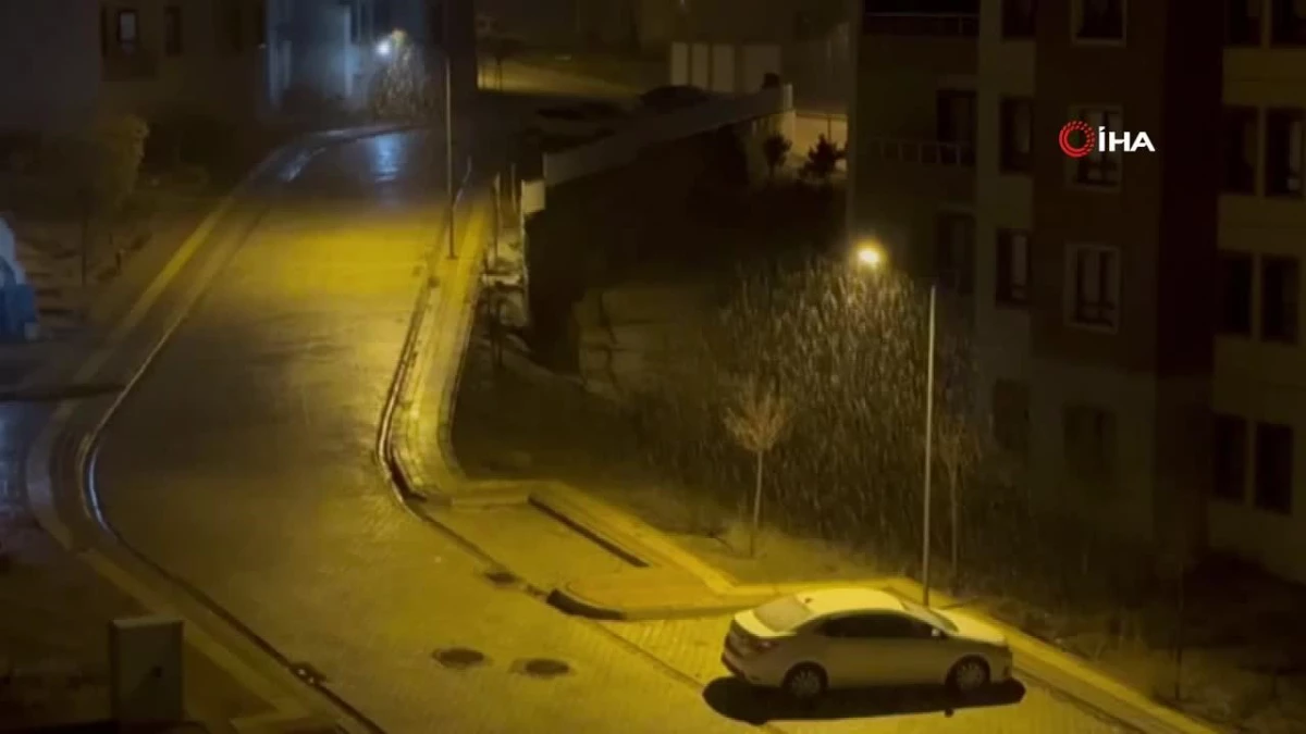 Yüksekova’da ağır kar yağışı başladı