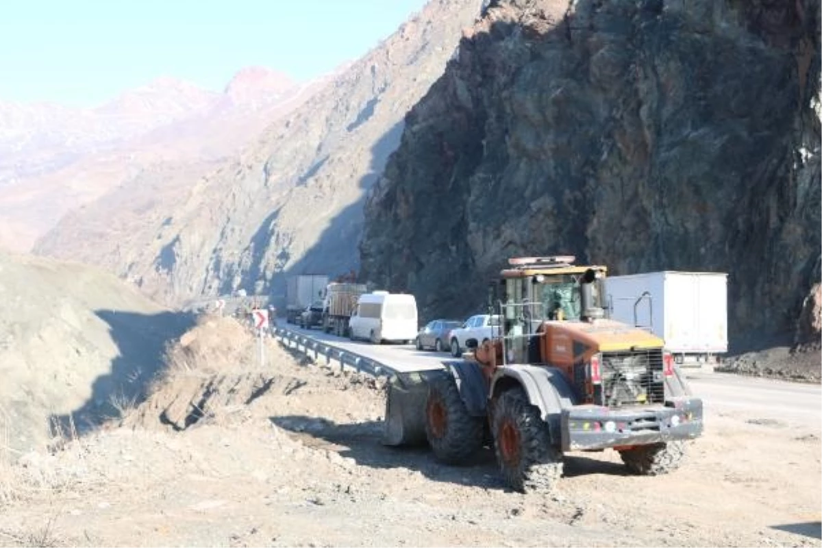 Hakkari’de heyelan sonrası Yüksekova-Van kara yolu ulaşıma açıldı