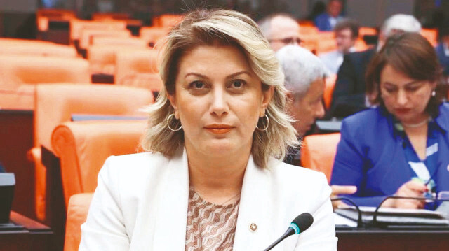 Birinci çatışma bayan kollarında