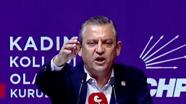 CHP Genel Başkanı Özel Kadın Kolları Kurultayı’nda çılgına döndü: İşten çıkarılan emekçiler slogan atınca salondan kovdu