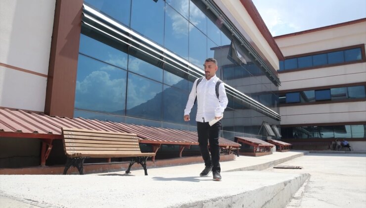 Doğuştan engelli genç memur oldu