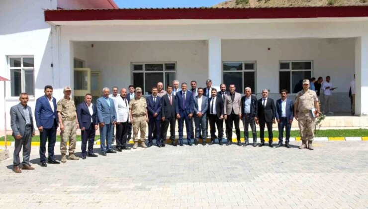 Hakkari Valisi Ali Çelik, Yüksekova ilçesindeki köy muhtarlarıyla bir ortaya geldi