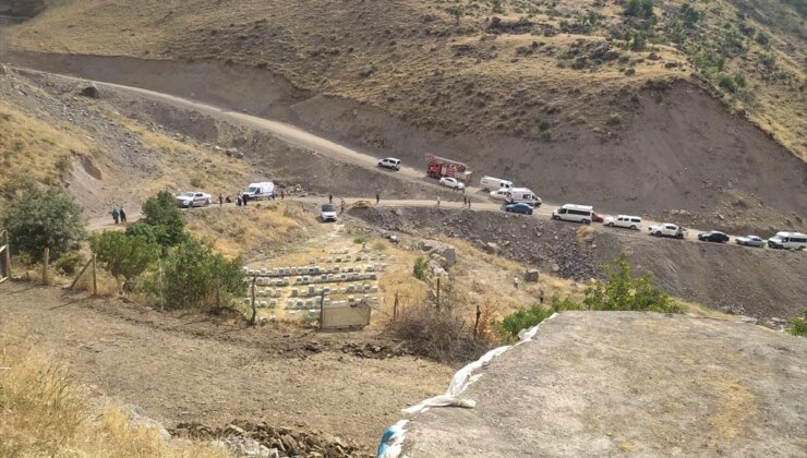 Hakkari’de Kamyonet Şarampole Devrildi: 7 Yaralı