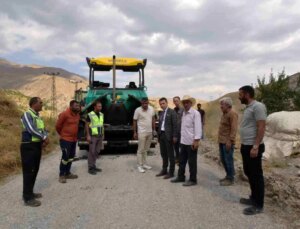 Hakkari’de köy yolları asfaltlanıyor