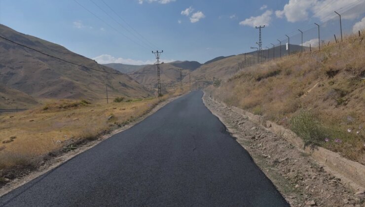 Hakkari’de köy yolları sıcak asfaltla kaplanıyor