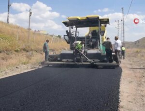 Hakkari’de köy yollarının ulaşım konforu artırılıyor