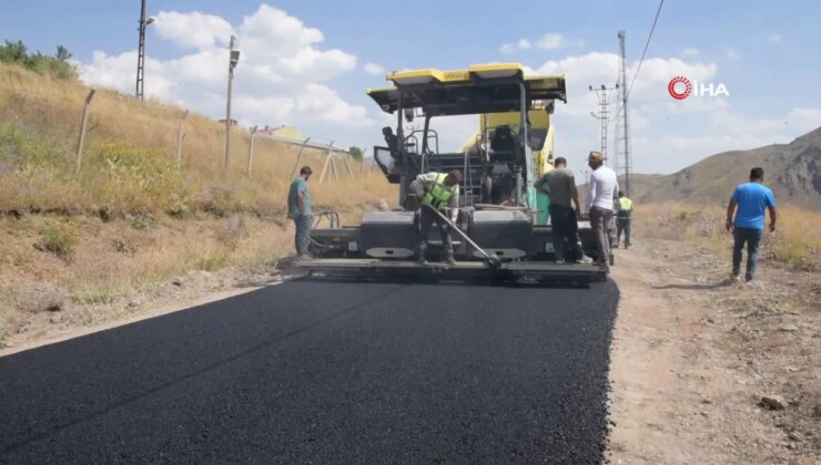 Hakkari’de köy yollarının ulaşım konforu artırılıyor