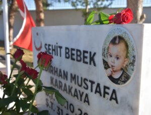 Nurcan Karakaya ve oğlu Bedirhan şehitlikleri başında anıldı