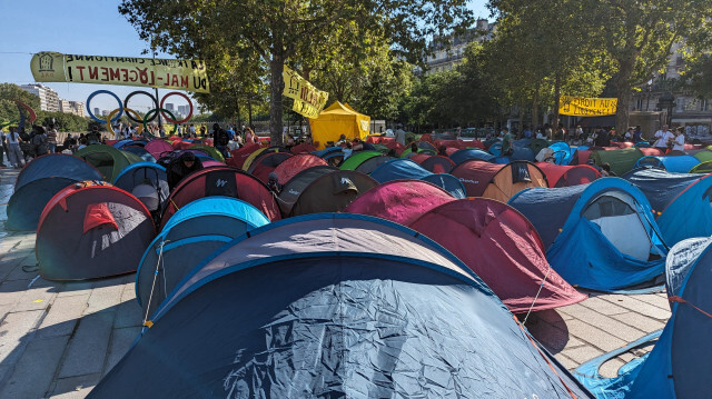 ‘Sosyal temizlik’ protestosu: Paris’ten uzaklaştırılan evsizler çadır kurdu