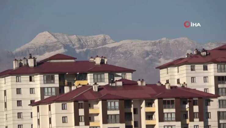 Cilo Dağları’na Mevsimin Birinci Karı Düştü