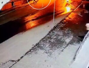 Freni Boşalan Kamyonet Elektrik Direğine Çarptı