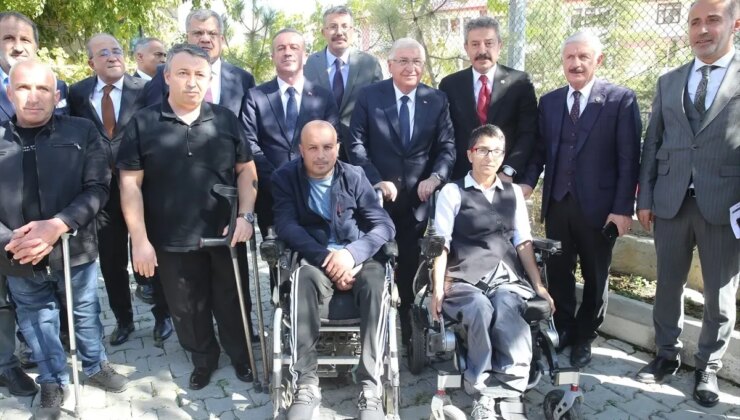 Milli Savunma Bakanı Yaşar Güler Hakkari’de Gençlerle Buluştu