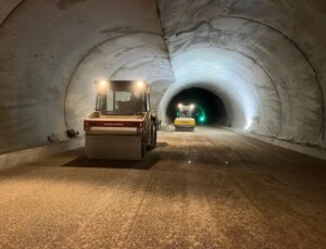 Yüksekova T-1 Tüneli Asfaltlama ve Aydınlatma Çalışmaları Sürüyor