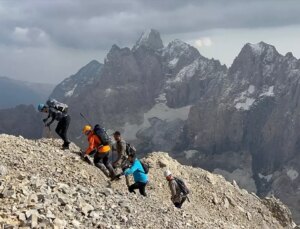 Hakkari’de Dağcılar Köşe Direği Dağı’na Tırmandı