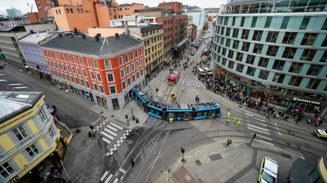 Oslo’da bir tramvay raydan çıktı mağazaya daldı