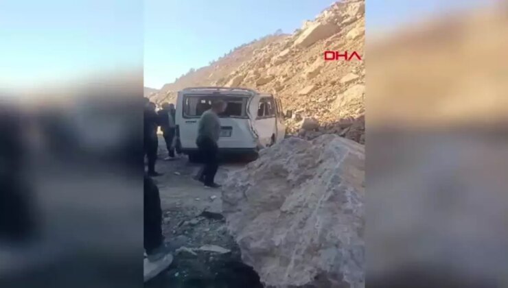 Şemdinli’de Minibüsün Üzerine Kaya Düştü