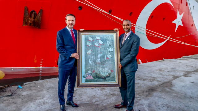 Somali Savunma Bakanı Nur’dan Enerji ve Olağan Kaynaklar Bakanı Bayraktar’a manalı armağan: Erdoğan ümitlerin tükendiği anda geldi