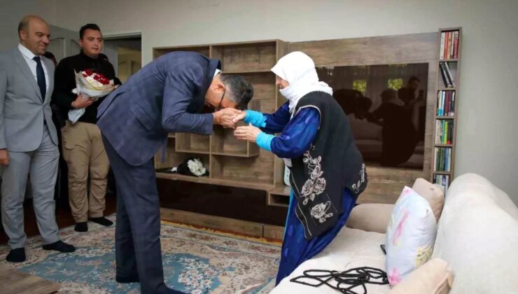 Vali Ali Çelik, 104 Yaşındaki Zekiye Temel’i Ziyaret Etti