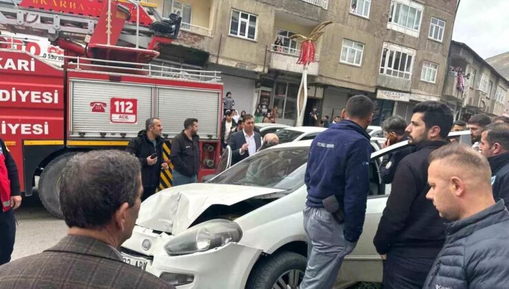 Hakkari’de Direksiyon Hakimiyetini Kaybeden Şoför Aydınlatma Direğine Çarptı