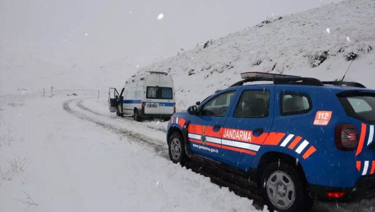 Hakkari’de Kar Yağışı Ulaşımı Olumsuz Etkiliyor