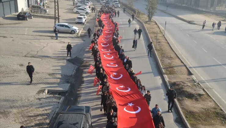 Hakkari’de öğretmenler, şehit meslektaşları için yürüdü