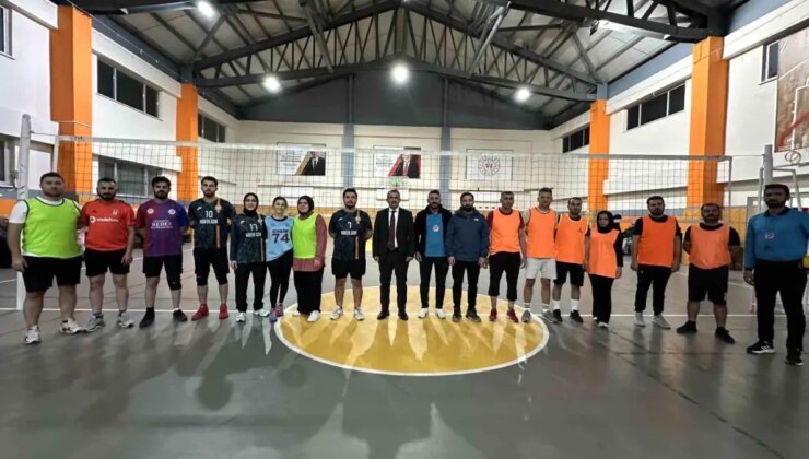 Yüksekova’da 420 Öğretmenle Voleybol Turnuvası Düzenlendi