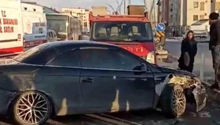 Hakkari’de Feci Kaza: İki Araç Baş Başa Çarpıştı