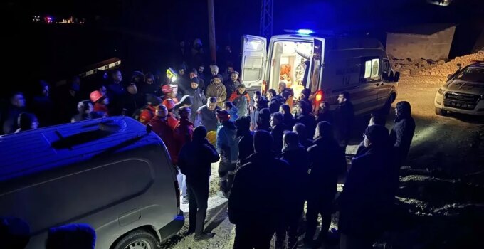 Hakkari’de Kayalıklardan Düşen Kişi Hayatını Kaybetti