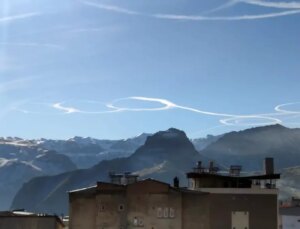 Hakkari’de Uçakların Gökyüzünde Çizdiği Daireler Vatandaşları Şaşırttı