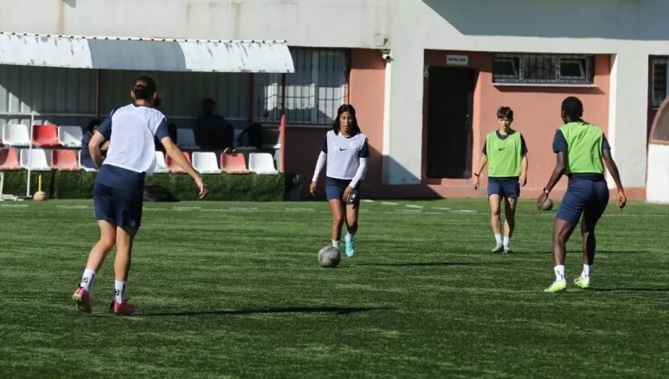 Hakkari’deki Bayan Futbolcular ‘Kız Çocukları Futbol Oynar’ Algısını Kırıyor