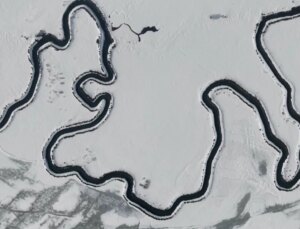 Beyaz örtüyle kaplanan Menderesler, dronla görüntülendi