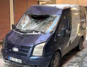 Çatıdan düşen kar kütlesi seyir halindeki minibüse ziyan verdi